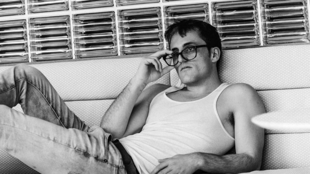 A los 28 años, el actor Tati Pereira Colombo brilla en el teatro independiente con Cinco veces en una noche y consolida una carrera internacional marcada por la exigencia del método Lee Strasberg.