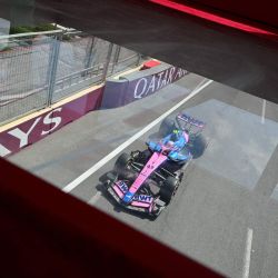 El piloto argentino de Alpine, Franco Colapinto, conduce su monoplaza durante la tercera sesión de entrenamientos previa al Gran Premio de Azerbaiyán de Fórmula 1, en el circuito urbano de Bakú. | Foto:ANDREJ ISAKOVIC / AFP