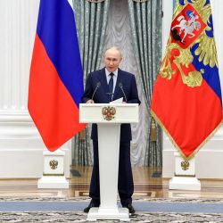 El presidente de Rusia, Vladímir Putin, pronuncia un discurso durante una ceremonia de entrega de condecoraciones estatales del sector de la industria de defensa en el Kremlin de Moscú. | Foto:ALEXANDER KAZAKOV / POOL / AFP