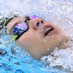El surcoreano Lee Ju-ho compite en la final de la prueba masculina de 200 metros espalda durante los Juegos Asiáticos de 2026, en el Centro Acuático de Tokio. | Foto:Yuichi Yamazaki / AFP