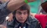 Las redes se divierten con un doble de Milei con mameluco de YPF incluido