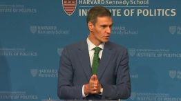 Pedro Sanchez frente a estudiante de la Universidad de Harvard