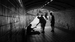 Pobreza jóvenes y adultos mayores