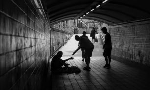 Pobreza jóvenes y adultos mayores