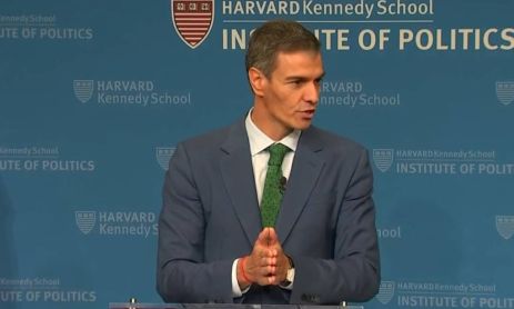 Pedro Sanchez frente a estudiante de la Universidad de Harvard
