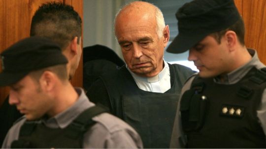 El represor Christian von Wernich quiere que lo trasladen a Devoto para recibir la bendición del Papa León XIV