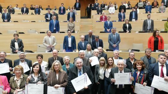 Unicameral: Reconocimiento a los convencionales constituyentes de 2001.