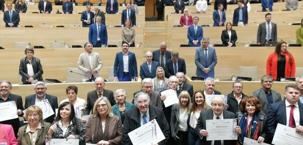 Unicameral: Reconocimiento a los convencionales constituyentes de 2001.