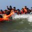 Fotogaleria Un grupo de migrantes intenta subir a una embarcación de traficantes frente a la playa de Equihen-Plage, en el norte de Francia