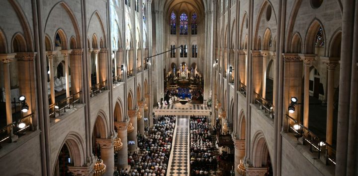 El Papa León XIV preside las Vísperas solemnes en la catedral de Notre Dame de París, como parte de su visita de cuatro días a Francia.