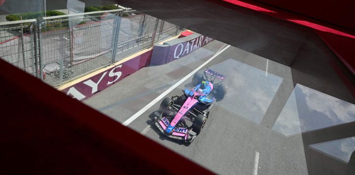 El piloto argentino de Alpine, Franco Colapinto, conduce su monoplaza durante la tercera sesión de entrenamientos previa al Gran Premio de Azerbaiyán de Fórmula 1, en el circuito urbano de Bakú.