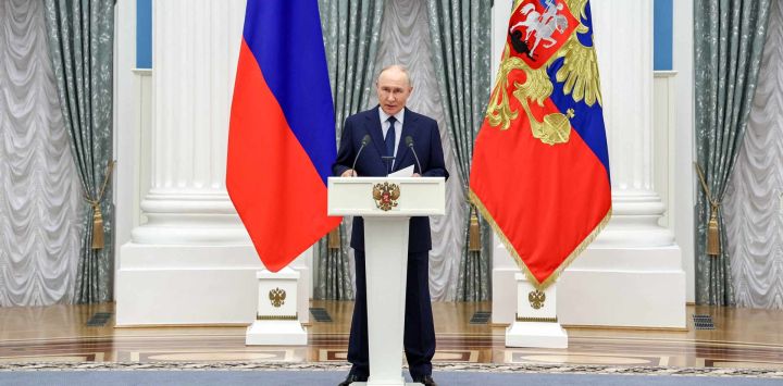 El presidente de Rusia, Vladímir Putin, pronuncia un discurso durante una ceremonia de entrega de condecoraciones estatales del sector de la industria de defensa en el Kremlin de Moscú.