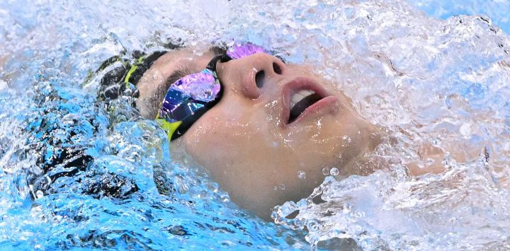 El surcoreano Lee Ju-ho compite en la final de la prueba masculina de 200 metros espalda durante los Juegos Asiáticos de 2026, en el Centro Acuático de Tokio.