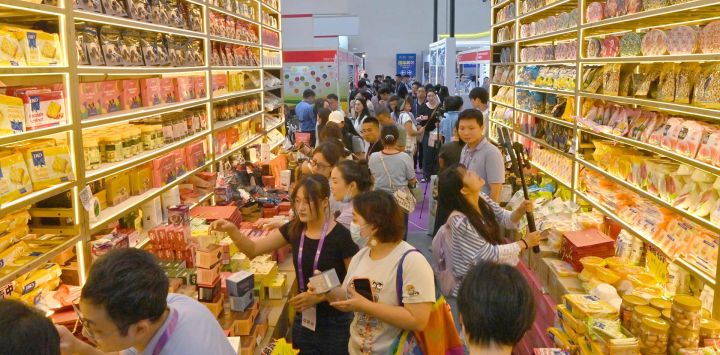 Imagen de visitantes seleccionando alimentos de Malasia en la 23ª edición de la Exposición China-ASEAN, en Nanning, en la región autónoma zhuang de Guangxi, en el sur de China. Los alimentos de especialidad exhibidos en la exposición han atraído a muchos visitantes nacionales y extranjeros.