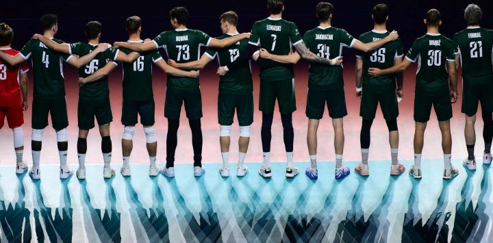 Jugadores de Polonia escuchan el himno nacional antes del inicio de la semifinal masculina del CEV EuroVolley 2026 entre Polonia y Eslovenia en el Forum de Assago.