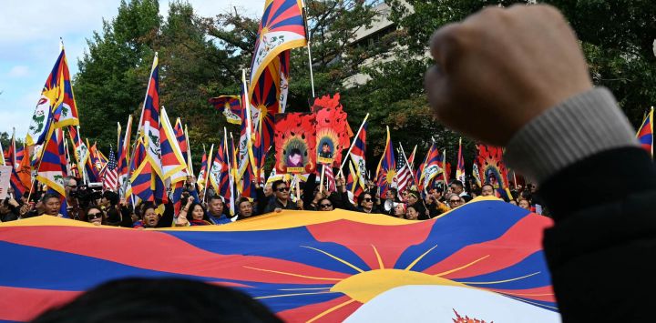 Manifestantes del movimiento "Free Tibet" frente a la embajada de China, antes de la llegada del presidente chino Xi Jinping a la Casa Blanca para reunirse con el presidente estadounidense Donald Trump, en Washington D. C..