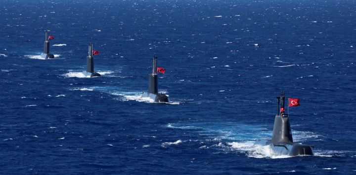 Submarinos Tipo 209 de la Armada turca participan en un desfile ceremonial durante el ejercicio Denizkurdu-I/2026 en el Mediterráneo oriental, frente a la costa de Aksaz. En el ejercicio participaron 14.000 efectivos de la Armada, las fuerzas terrestres, la Fuerza Aérea y la Guardia Costera de Turquía, con el despliegue de 100 buques y 50 aeronaves.