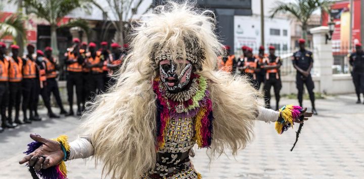Un artista disfrazado baila durante la ceremonia que marca el inicio del recorrido de 46 días de la llama de los Juegos Olímpicos de la Juventud en Dakar. La llama recorrerá las 14 regiones de Senegal antes de regresar a Dakar para la ceremonia de apertura, el 31 de octubre de 2026. Senegal albergará los Juegos Olímpicos de la Juventud de verano del 31 de octubre al 13 de noviembre de 2026, reuniendo a 2700 atletas que competirán en 25 deportes.