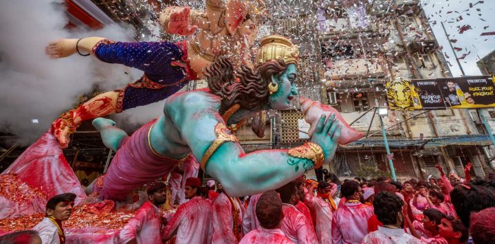 Unos devotos transportan una imagen de la deidad hindú Ganesha para su inmersión en el mar Arábigo durante el festival 'Ganesh Chaturthi' en Bombay, India.