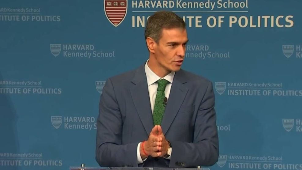 Pedro Sanchez frente a estudiante de la Universidad de Harvard