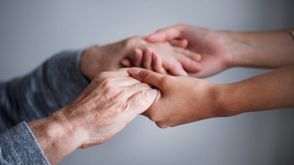 Pobreza jóvenes y adultos mayores