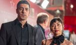 Entramos a la habitación de Débora Nishimoto y Esteban Lamote: espejo irregular, mesita de luz flotante y mucha luz
