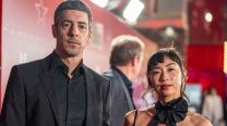 Entramos a la habitación de Débora Nishimoto y Esteban Lamote: espejo irregular, mesita de luz flotante y mucha luz