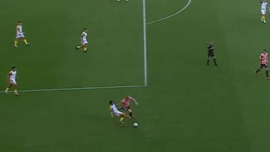 Elías Verón zafó de la segunda amarilla en Rosario Central vs Estudiantes y Almirón lo sacó pocos minutos después