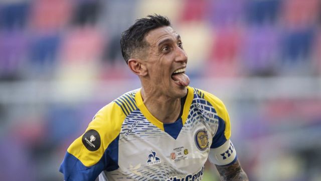 Di María, festejando goles ante Estudiantes en Santiago del Estero.