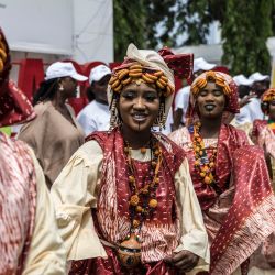 Artistas vestidos con trajes tradicionales bailan durante la ceremonia que marca el inicio del recorrido de 46 días de la llama de los Juegos Olímpicos de la Juventud en Dakar. La llama recorrerá las 14 regiones de Senegal antes de regresar a Dakar para la ceremonia de apertura, el 31 de octubre de 2026. Senegal albergará los Juegos Olímpicos de la Juventud de verano del 31 de octubre al 13 de noviembre de 2026, reuniendo a 2.700 atletas que competirán en 25 deportes. | Foto:Patrick Meinhardt / AFP