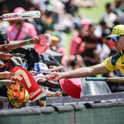 El australiano Xavier Bartlett (derecha) firma objetos de recuerdo para los aficionados durante el segundo partido internacional de un día (ODI) de críquet entre Sudáfrica y Australia en el estadio DP World Wanderers de Johannesburgo. | Foto:Phill Magakoe / AFP