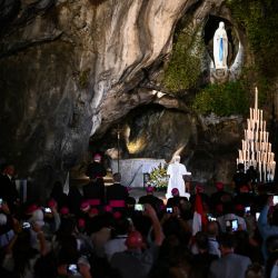 El papa León XIV llega para dirigir una oración con los fieles en la Gruta de Massabielle, en el Santuario de Nuestra Señora de Lourdes (suroeste de Francia), durante el segundo día de su visita a Francia. | Foto:ALBERTO PIZZOLI / AFP