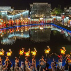 Imagen tomada con un dron de artistas desfilando con linternas en forma de conejo, en la aldea de Hongcun, en la provincia de Anhui, en el este de China. Un desfile de linternas se llevó a cabo aquí en celebración del Festival del Otoño Medio. | Foto:Xinhua/Shi Yalei