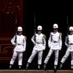 Miembros de una guardia de honor actúan durante la ceremonia de relevo de la guardia de honor en el Santuario Nacional de los Mártires de la Revolución en Taipéi, Taiwán. | Foto:I-Hwa Cheng / AFP