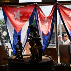 Personas caminan por el barrio de Little Havana en Miami, Florida. La administración Trump ha intensificado la presión sobre Cuba; el presidente Donald Trump pidió un cambio político importante en la isla durante su discurso ante las Naciones Unidas, mientras que el secretario de Estado, Marco Rubio, mantiene conversaciones con las autoridades cubanas. | Foto:Chandan Khanna / AFP