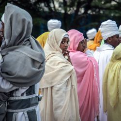 Un adorador ortodoxo etíope observa cómo los creyentes se reúnen con atuendos tradicionales durante las celebraciones de Meskel en la plaza Meskel en Addis Abeba. La celebración etíope de Meskel es una fiesta religiosa anual en la iglesia ortodoxa etíope que conmemora el descubrimiento de la Cruz Verdadera en el siglo IV por la emperatriz romana Helena. | Foto:Solan Kolli / AFP