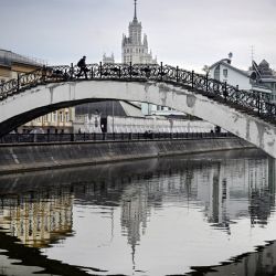 Un hombre cruza un puente peatonal en el centro de Moscú, Rusia. | Foto:Alexander Nemenov / AFP