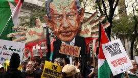 Unos manifestantes sostienen una imagen del primer ministro israelí, Benjamin Netanyahu, con la palabra "Criminal", sobre una multitud que ondea banderas palestinas y porta pancartas con el lema "Palestina libre" durante una manifestación celebrada el día de su discurso ante la 81.ª Asamblea General de las Naciones Unidas en Nueva York.