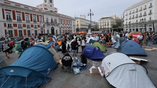 Madrid: unas 500 personas acamparon en la Puerta del Sol en reclamo por un decreto sobre vivienda