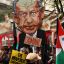 Fotogaleria Unos manifestantes sostienen una imagen del primer ministro israelí, Benjamin Netanyahu, con la palabra