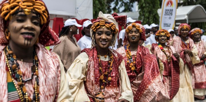 Artistas vestidos con trajes tradicionales bailan durante la ceremonia que marca el inicio del recorrido de 46 días de la llama de los Juegos Olímpicos de la Juventud en Dakar. La llama recorrerá las 14 regiones de Senegal antes de regresar a Dakar para la ceremonia de apertura, el 31 de octubre de 2026. Senegal albergará los Juegos Olímpicos de la Juventud de verano del 31 de octubre al 13 de noviembre de 2026, reuniendo a 2.700 atletas que competirán en 25 deportes.