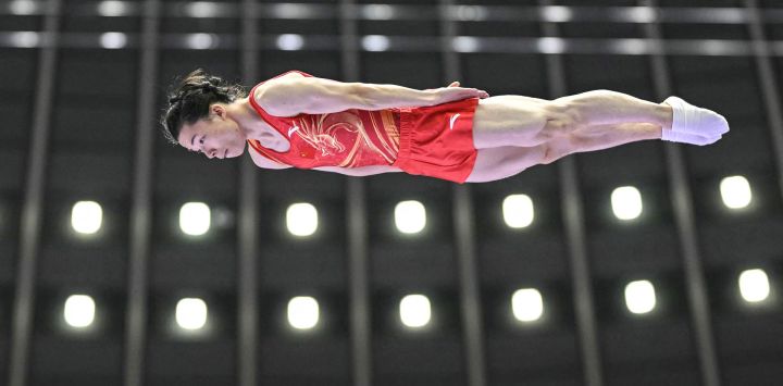El chino Yan Langyu compite en la final de gimnasia en trampolín masculino durante los Juegos Asiáticos de 2026, en el Gimnasio General de la Ciudad de Nagoya (Nagoya, prefectura de Aichi).