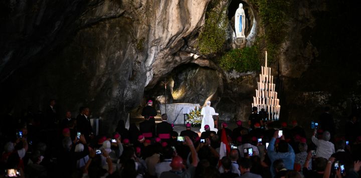 El papa León XIV llega para dirigir una oración con los fieles en la Gruta de Massabielle, en el Santuario de Nuestra Señora de Lourdes (suroeste de Francia), durante el segundo día de su visita a Francia.