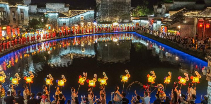 Imagen tomada con un dron de artistas desfilando con linternas en forma de conejo, en la aldea de Hongcun, en la provincia de Anhui, en el este de China. Un desfile de linternas se llevó a cabo aquí en celebración del Festival del Otoño Medio.