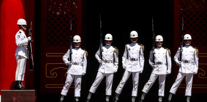 Miembros de una guardia de honor actúan durante la ceremonia de relevo de la guardia de honor en el Santuario Nacional de los Mártires de la Revolución en Taipéi, Taiwán.