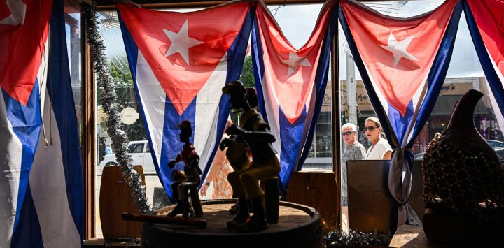 Personas caminan por el barrio de Little Havana en Miami, Florida. La administración Trump ha intensificado la presión sobre Cuba; el presidente Donald Trump pidió un cambio político importante en la isla durante su discurso ante las Naciones Unidas, mientras que el secretario de Estado, Marco Rubio, mantiene conversaciones con las autoridades cubanas.