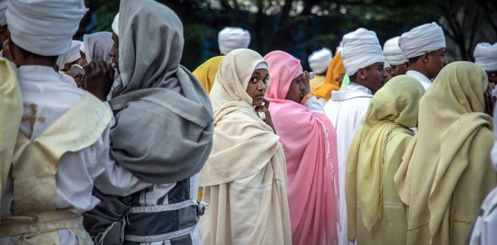 Un adorador ortodoxo etíope observa cómo los creyentes se reúnen con atuendos tradicionales durante las celebraciones de Meskel en la plaza Meskel en Addis Abeba. La celebración etíope de Meskel es una fiesta religiosa anual en la iglesia ortodoxa etíope que conmemora el descubrimiento de la Cruz Verdadera en el siglo IV por la emperatriz romana Helena.