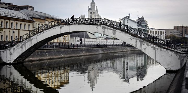 Un hombre cruza un puente peatonal en el centro de Moscú, Rusia.