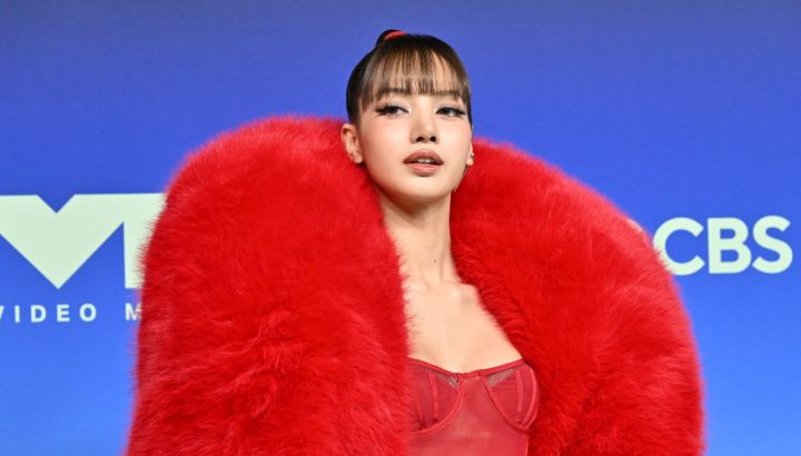 Lisa de BLACKPINK luce un atuendo impactante en la alfombra roja de los MTV Video Music Awards 2026