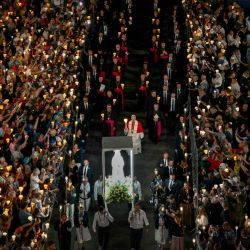 El Papa León XIV participa en una procesión de antorchas tras el rezo del Rosario en el Santuario de Nuestra Señora de Lourdes, en el suroeste de Francia, durante el tercer día de su visita a Francia. | Foto:ALBERTO PIZZOLI / AFP